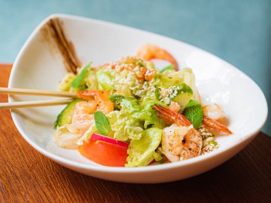 Karides ve sebzeli lezzetli salata, yakın çekim.