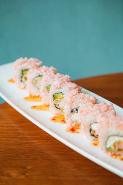 Soslu lezzetli suşi seti, kapat.
