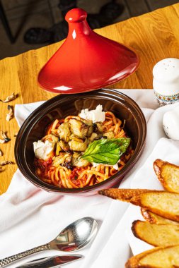 Ev yapımı sebzeli ve peynirli makarna.