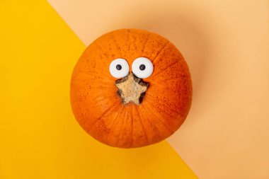 Sarı arka planda organik balkabağı