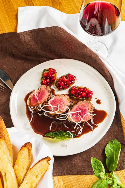 Bife Com Molho Cranberry Vinho Close — Fotografia de Stock