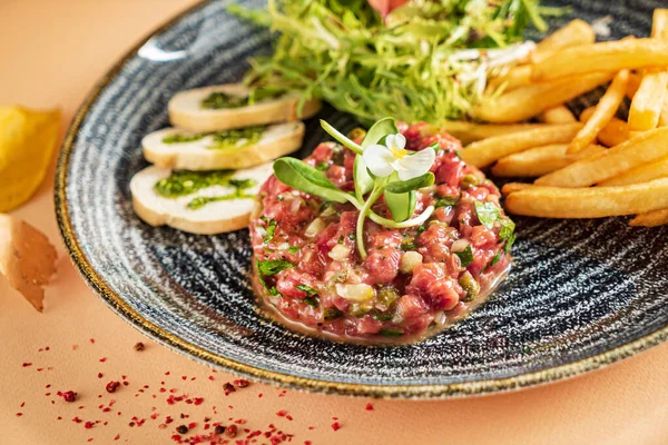 Tartare Carne Com Salada Batatas Fritas — Fotografia de Stock