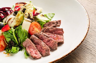 Taze salatalı ızgara et. Kapatın.