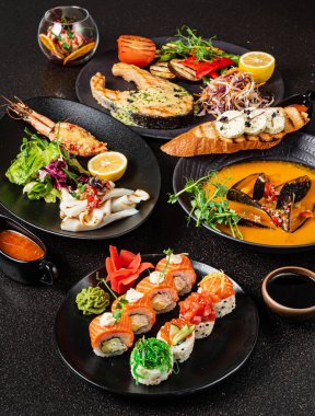 Siyah arkaplanda Asya seti, kapatın.