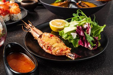 Siyah arkaplanda Asya seti, kapatın.