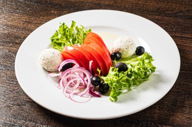 Taze sebzeli salata ve mozzarella.