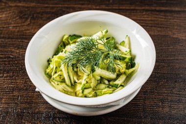 Sebzeli ve otlu salata.