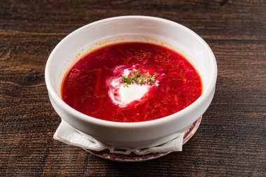 Ahşap arka planda pancar çorbası