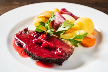 Kiraz soslu biftek ve kızarmış sebze.