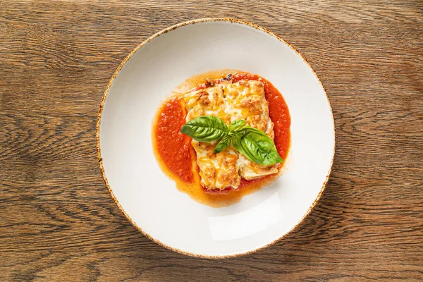 Välsmakande Lasagne Med Tomatsås Närbild — Stockfoto