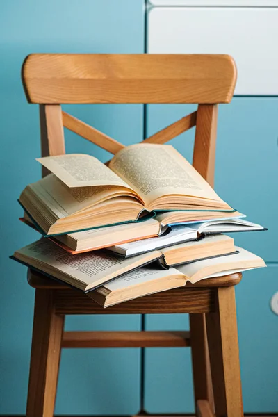 Knihy Dřevěné Židli Zblízka — Stock fotografie