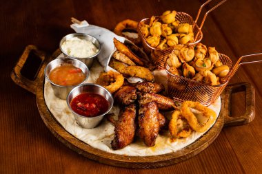 Ahşap arka planda büyük bir bira tabağı.