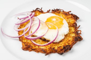 Patatesli krep beyaz tabakta