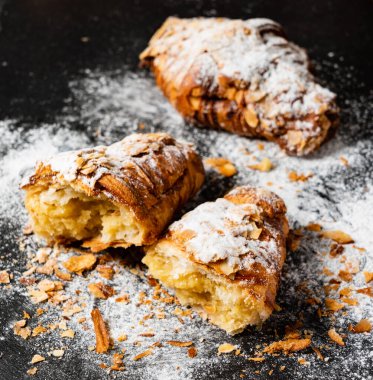 Siyah arka plan üzerine Bademli kruvasan