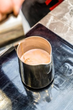Kahve yapan barista, kapat.