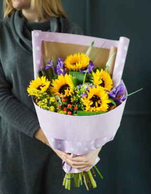 Ellerinde güzel bir buket