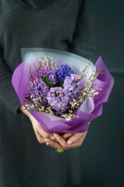 Ellerinde güzel bir buket