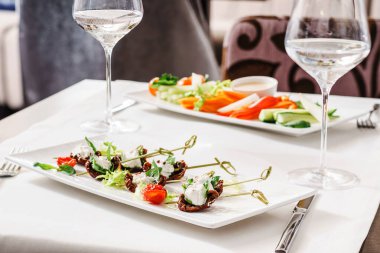 Lezzetli kanepeler, yaklaşın.