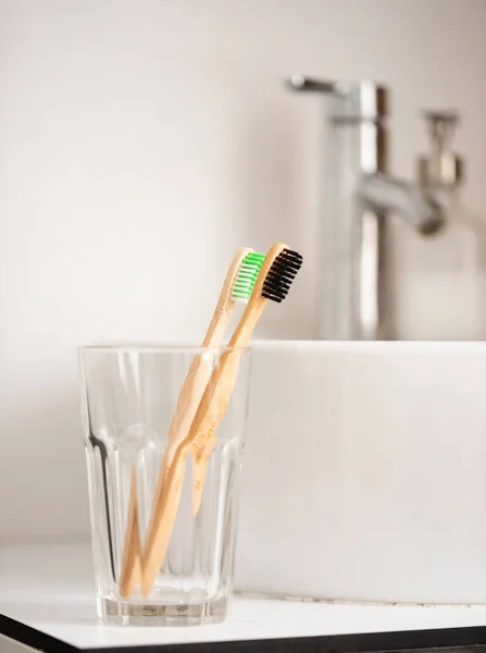 Eko Doğal Bambu Diş Fırçaları Cam Sürdürülebilir Yaşam Tarzı Kavramı — Stok fotoğraf
