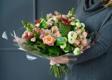 Ellerinde güzel bir buket