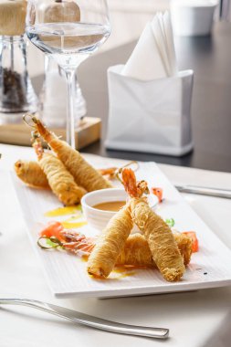 Soslu kızarmış karides.