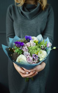 Ellerinde güzel bir buket