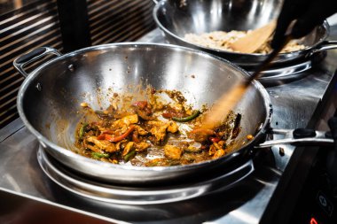 Şef restoranda erişte pişiriyor.