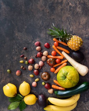 Taş masadaki taze meyve ve sebzeler. sıfır atık kavramı