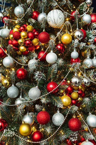 Árbol Navidad Con Bolas Rojas Doradas — Foto de Stock