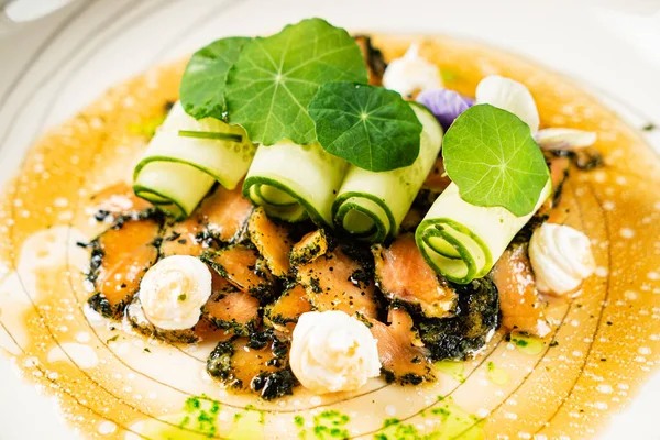 Zucchini Rullar Med Grönsaker Och Sås — Stockfoto