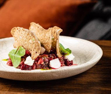 turp ve ekmek cipsi ile sığır tartar