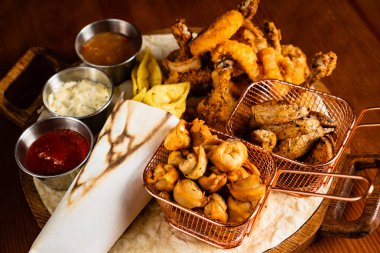 bira tabakası ahşap arka planda