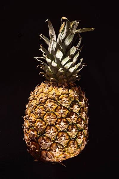 Ananas Zwarte Achtergrond — Stockfoto
