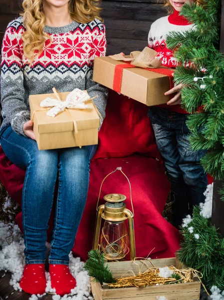 Julen Flickor Med Gåvor — Stockfoto
