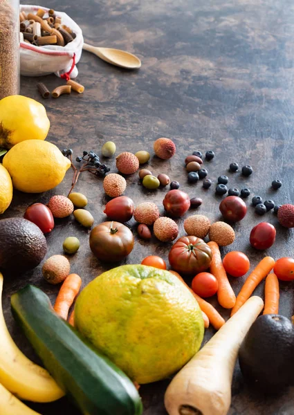 Świeże Owoce Warzywa Kamiennym Stole Koncepcja Odpadów Zerowych — Zdjęcie stockowe