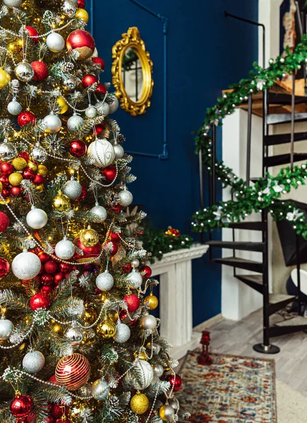 Χριστουγεννιάτικο Δέντρο Κόκκινες Και Χρυσές Μπάλες — Φωτογραφία Αρχείου