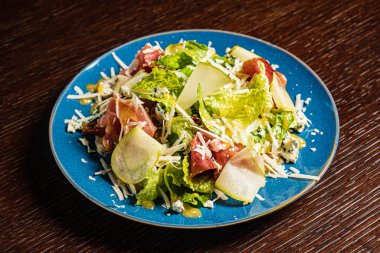 Parma ve peynirli lezzetli salata.