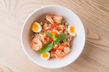 Kızarmış karidesli pilav