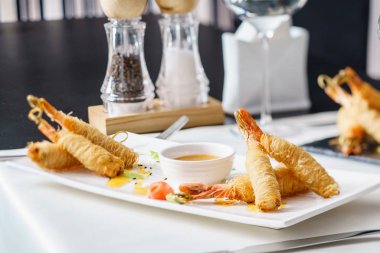 Soslu kızarmış karides.