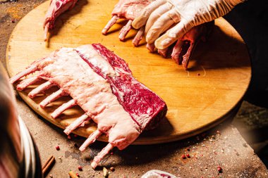 Şef bbq için kaburga hazırlıyor.