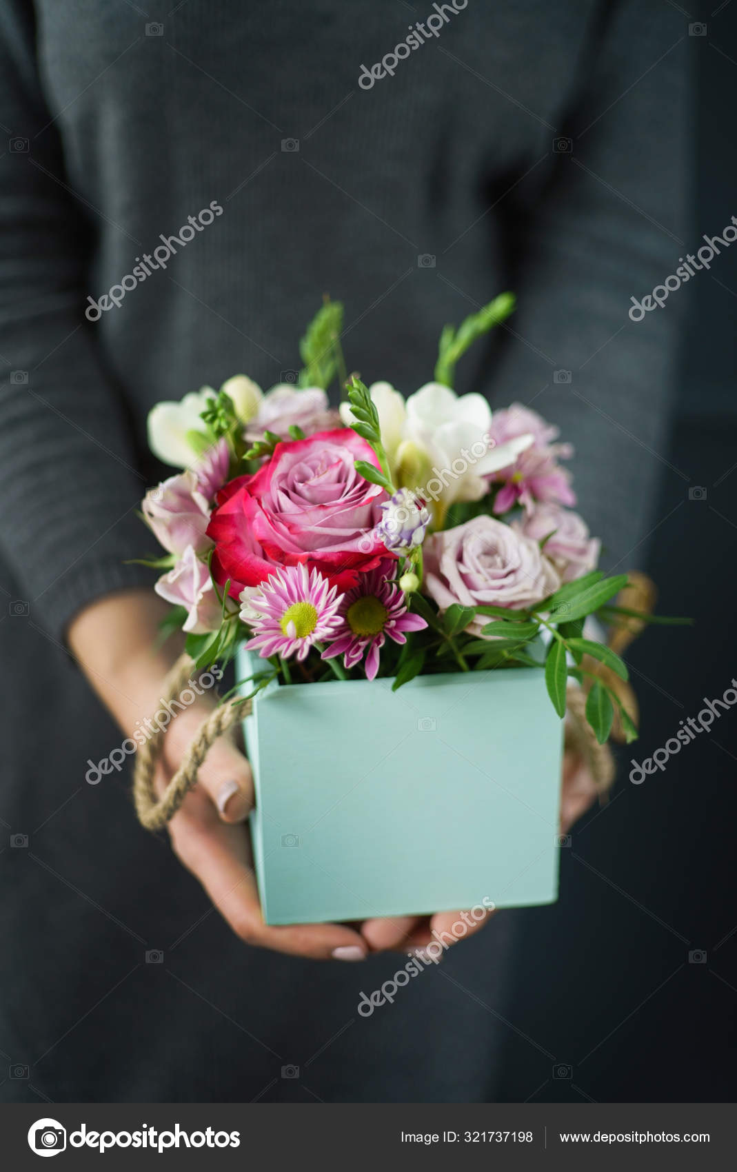 素敵な花束を手に ストック写真 C Shebeko 素敵な花束を手に ストック写真 C Shebeko