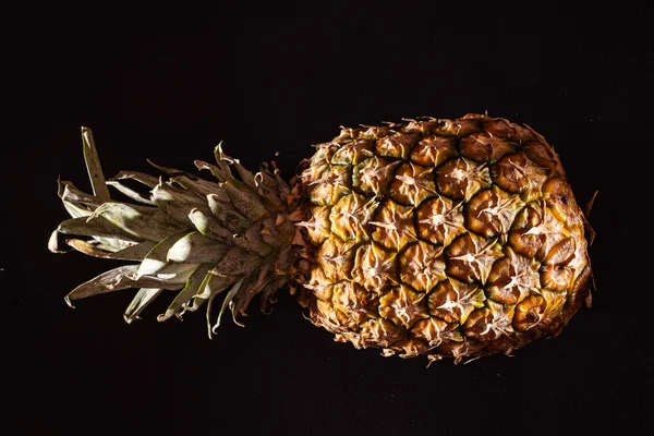 Ananas Sullo Sfondo Nero — Foto Stock
