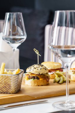 Patates kızartmalı hamburger.