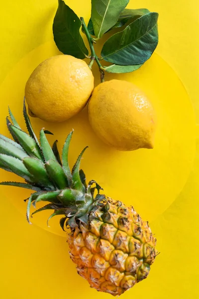 Verse Rijpe Exotische Vruchten Met Bladeren Gele Achtergrond — Stockfoto