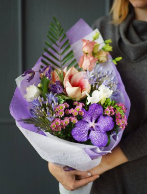 Ellerinde güzel bir buket