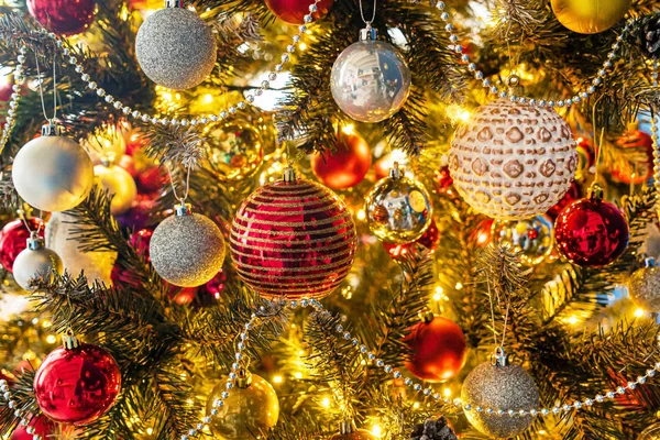 Χριστουγεννιάτικο Δέντρο Κόκκινες Και Χρυσές Μπάλες — Φωτογραφία Αρχείου