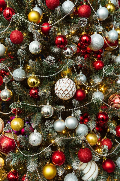 Weihnachtsbaum Mit Roten Und Goldenen Kugeln — Stockfoto