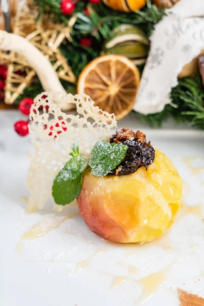 Bratapfel Auf Dem Weihnachtstisch — Stockfoto