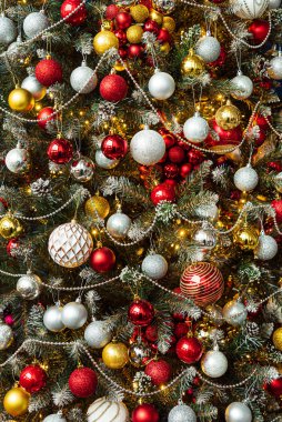 Kırmızı ve altın taşaklı Noel ağacı