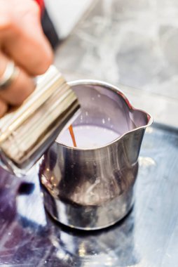 Kahve yapan barista, kapat.